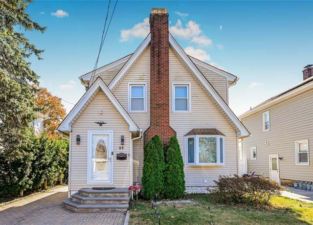 Property at 32 Madison St, Lynbrook, NY 11563, 2 beds, 2.5 baths