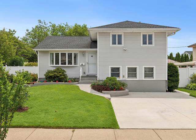 Property at 45 Elmtree Ln, Jericho, NY 11753, 3 beds, 3 baths