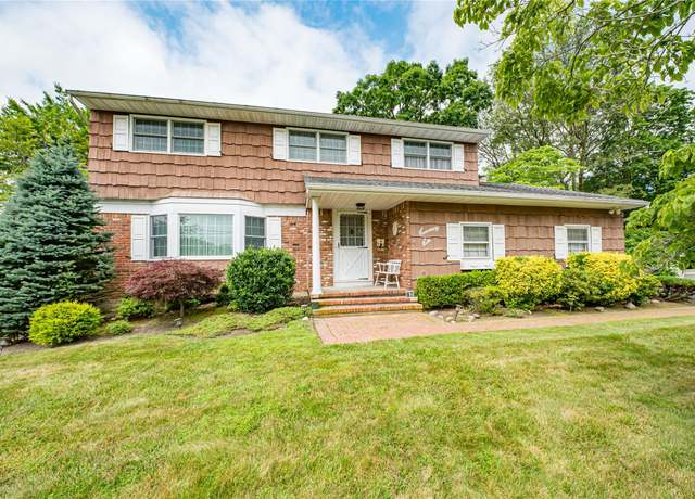 Property at 76 Magro Dr, North Babylon, NY 11703, 4 beds, 2.5 baths