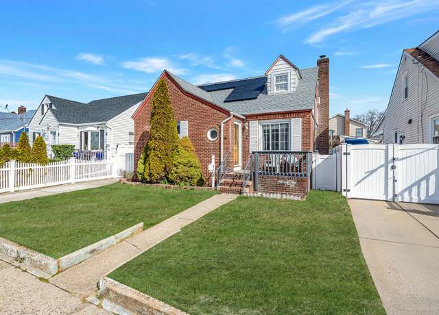 Property at 978 Fenworth Blvd, Franklin Square, NY 11010, 4 beds, 3 baths