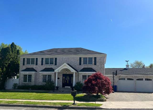 Property at 30 Knoll Ln, Glen Head, NY 11545, 4 beds, 2.5 baths