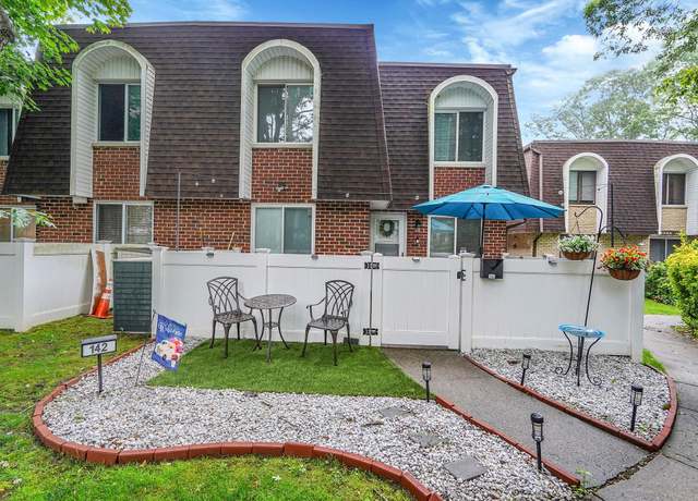Property at 142 Golf Ln #142, Medford, NY 11763, 2 beds, 1.5 baths