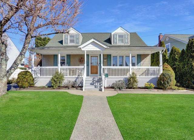Property at 4 Laurel Pl, Bethpage, NY 11714, 4 beds, 3 baths