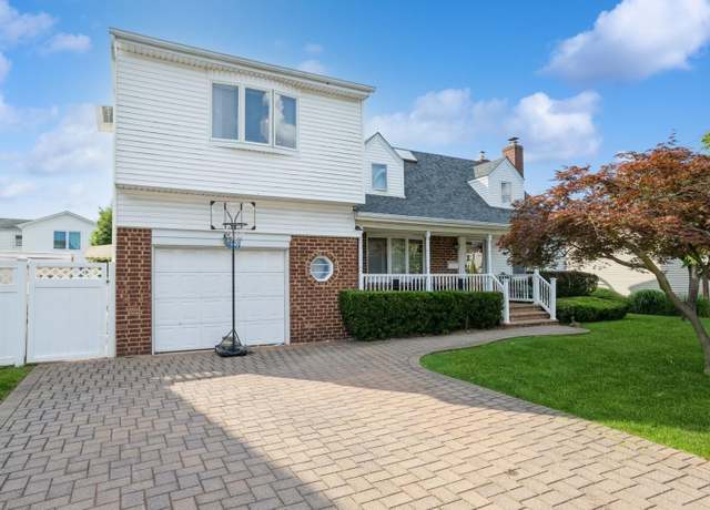 Property at 198 Guildford Ct, West Hempstead, NY 11552, 5 beds, 3.5 baths