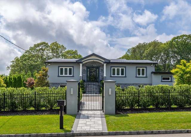Property at 154 Mac Arthur Blvd, Hauppauge, NY 11788, 6 beds, 3 baths
