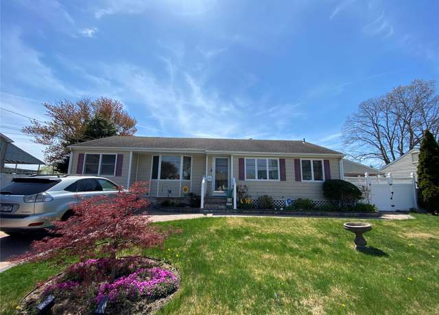 Property at 102 Thomas St, Brentwood, NY 11717, 3 beds, 2 baths