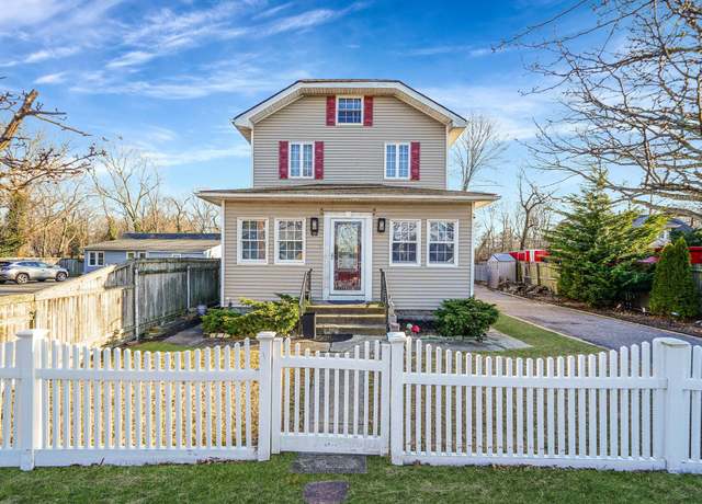 Property at 62 Moffitt Blvd, East Islip, NY 11730, 5 beds, 2.5 baths