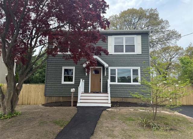 Property at 105 Phyllis Dr, Lindenhurst, NY 11757, 5 beds, 2 baths