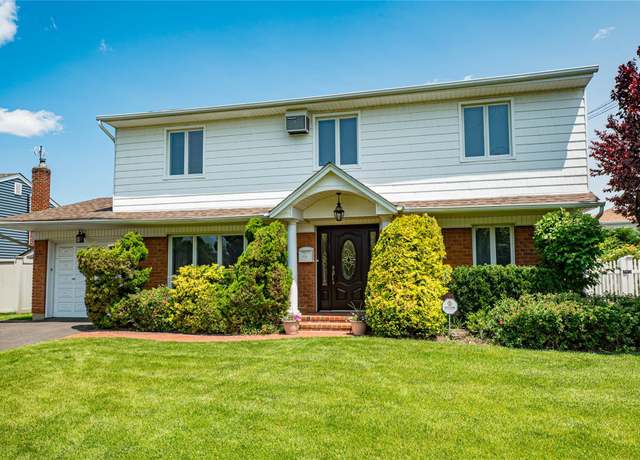 Property at 2529 Kerry Ln, Bellmore, NY 11710, 4 beds, 2.5 baths