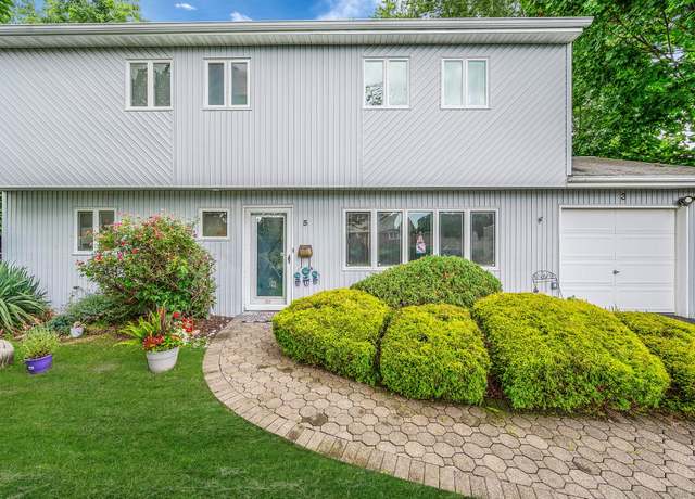 Property at 3 Clarissa Ln, Commack, NY 11725, 3 beds, 2 baths