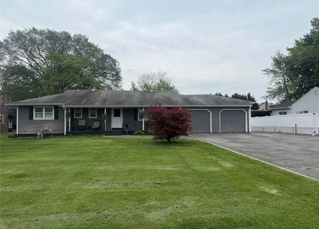 Property at 1068 Martinstein Ave, Bay Shore, NY 11706, 3 beds, 2.5 baths