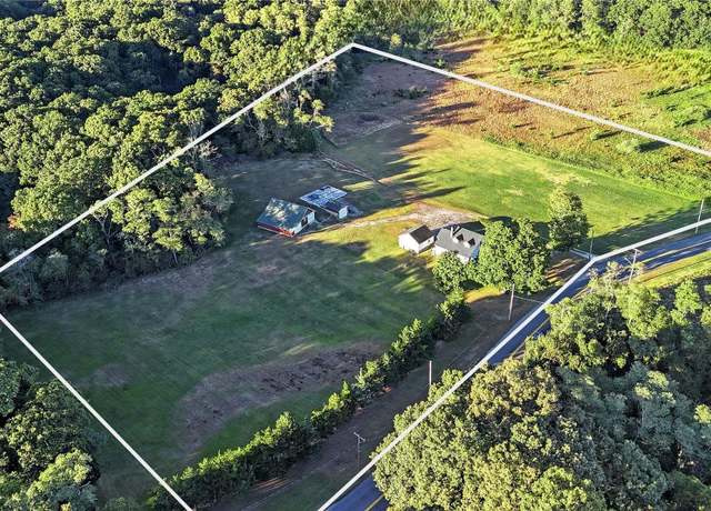 Property at 1458 Middle Rd, Calverton, NY 11933, 3 beds, 1 bath