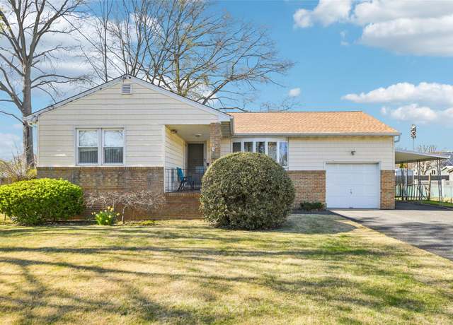 Property at 622 14th St, West Babylon, NY 11704, 3 beds, 1.5 baths