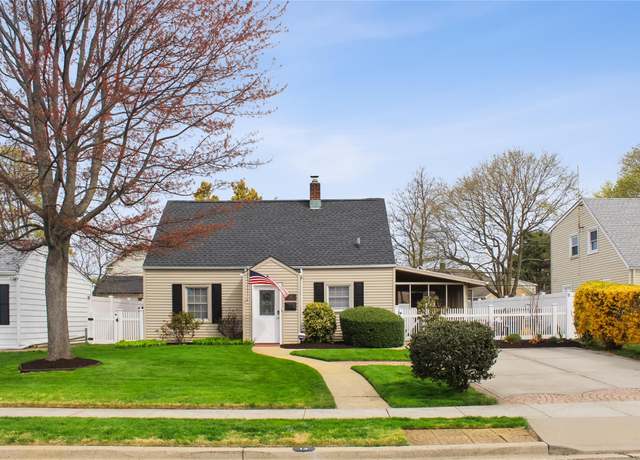 Property at 13 Plow Ln, Levittown, NY 11756, 3 beds, 2 baths