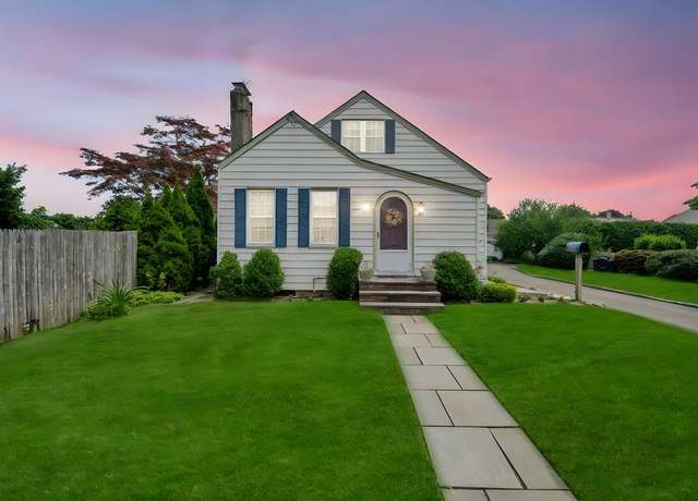 Property at 29 East St, Hicksville, NY 11801, 4 beds, 2 baths
