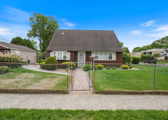 Property at 2466 Jefferson Ct, East Meadow, NY 11554, 4 beds, 1.5 baths