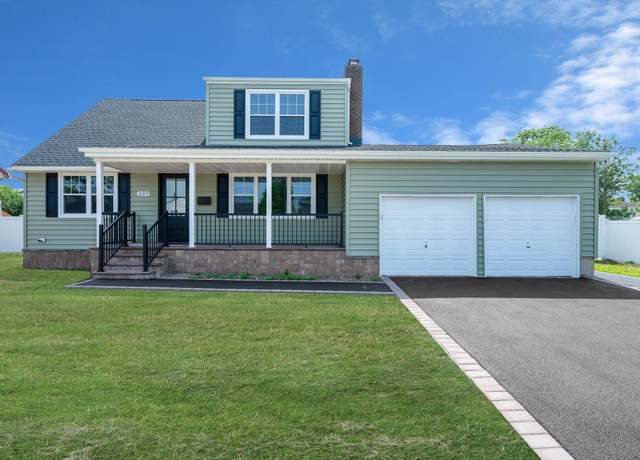 Property at 339 Deauville Pkwy, Lindenhurst, NY 11757, 4 beds, 2.5 baths