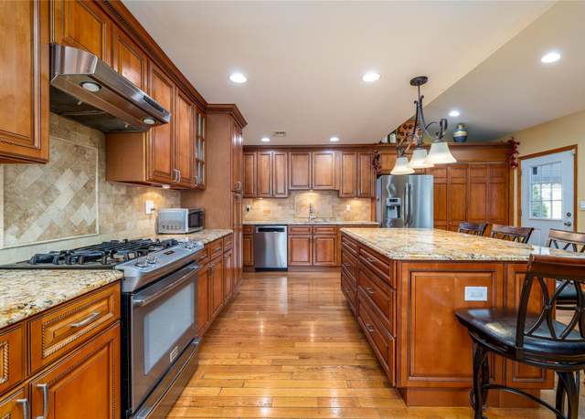 Property at 5 Hyannis Ct, East Rockaway, NY 11518, 3 beds, 2.5 baths