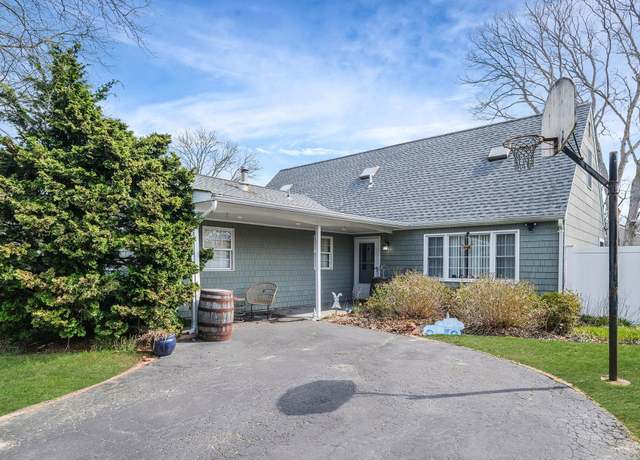 Property at 575 Bayport Ave, Bayport, NY 11705, 5 beds, 2.5 baths