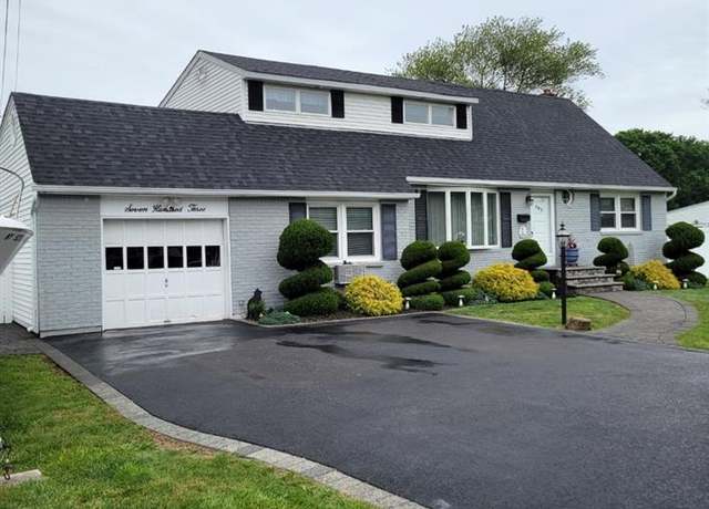 Property at 703 Pine Ave, West Islip, NY 11795, 5 beds, 2 baths