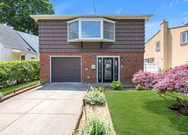 Property at 78-30 270th St, New Hyde Park, NY 11004, 4 beds, 2.5 baths