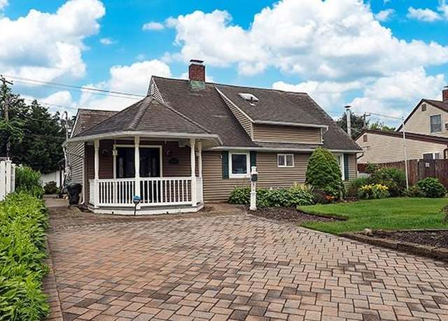 Property at 25 Picture Ln, Hicksville, NY 11801, 4 beds, 2 baths