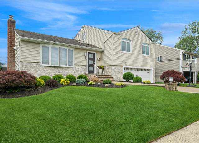 Property at 17 Keswick Ln, Plainview, NY 11803, 3 beds, 2.5 baths