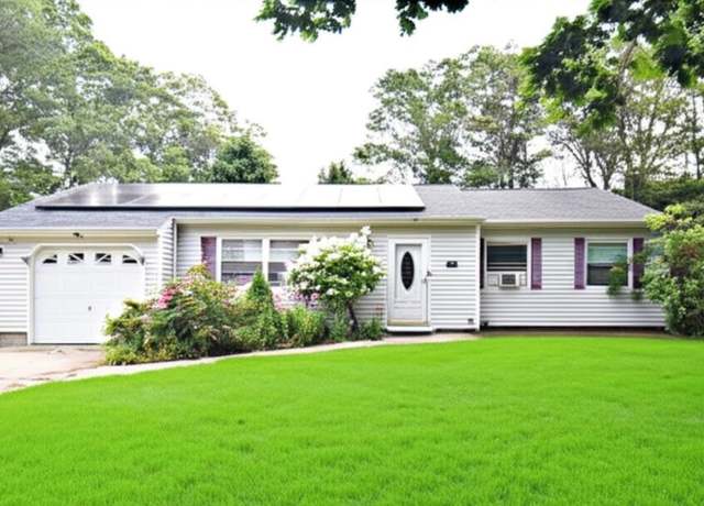 Property at 33 Timber Trail Ln, Medford, NY 11763, 3 beds, 1 bath