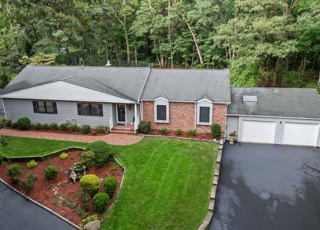 Property at 79 Brookhill Ln, Huntington, NY 11743, 4 beds, 4.5 baths
