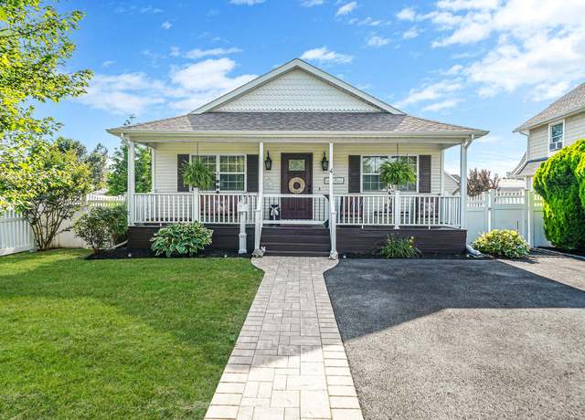 Property at 4 Ferndale Blvd, Islip, NY 11751, 3 beds, 2 baths