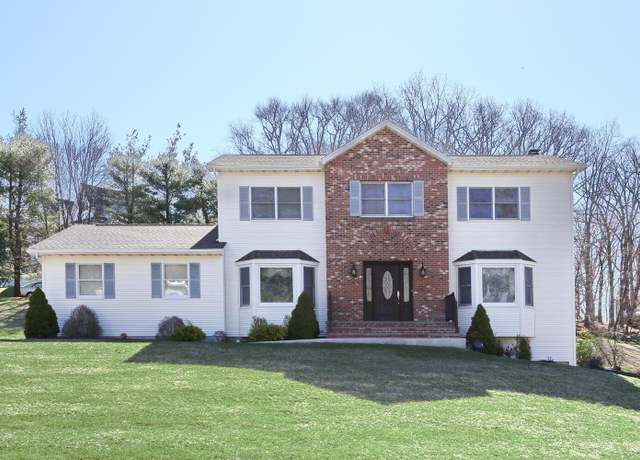 Property at 1 Mohawk Ct, Stony Point, NY 10980, 4 beds, 3.5 baths