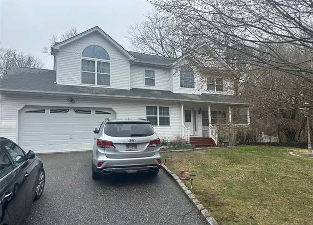 Property at 17 Mill Ln, Medford, NY 11763, 4 beds, 3 baths