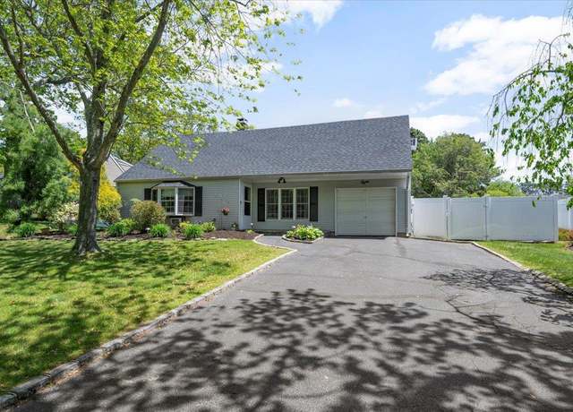 Property at 8 Meyer Ln, Medford, NY 11763, 3 beds, 2 baths