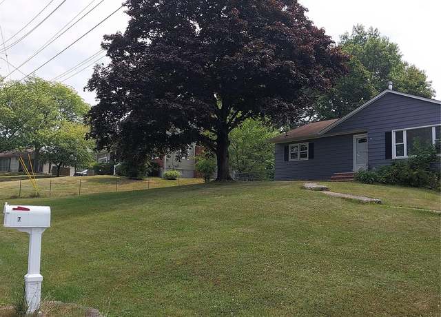 Property at 7 Bartlett Dr, Middletown, NY 10941, 2 beds, 1 bath