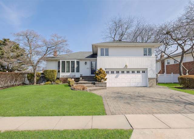 Property at 42 Hollywood Dr, Plainview, NY 11803, 4 beds, 3 baths