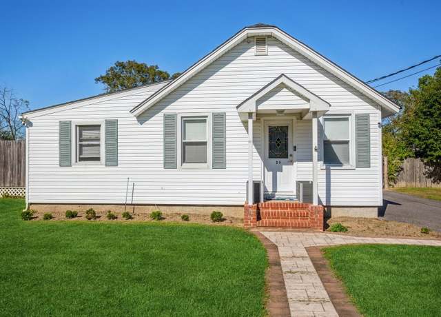 Property at 29 Robert St, Patchogue, NY 11772, 3 beds, 1 bath