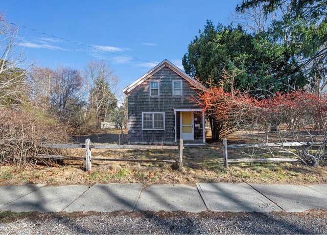Property at 76 Floyd St, East Hampton, NY 11937