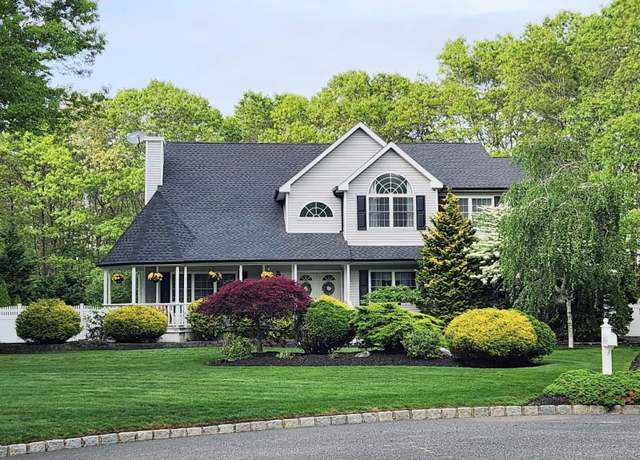 Property at 9 Palace Ct, Manorville, NY 11949, 5 beds, 2.5 baths