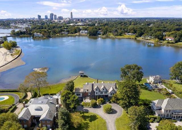 Property at 8 Pryer Ln, Larchmont, NY 10538, 9 beds, 6 baths