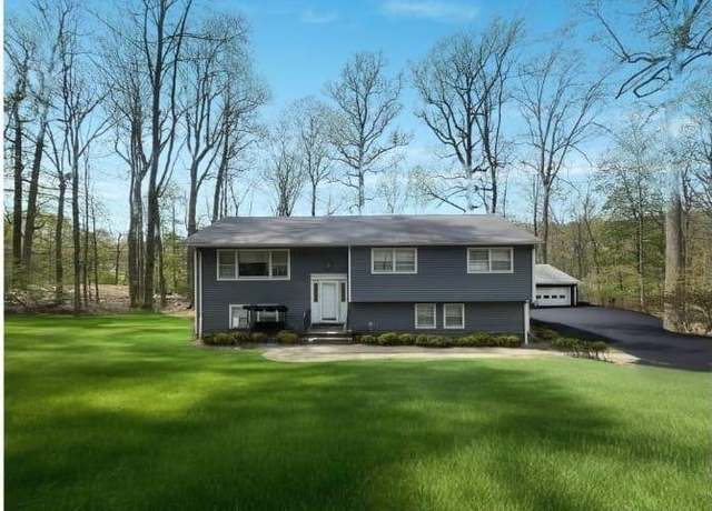 Property at 8 Dawn Ln, Airmont, NY 10901, 5 beds, 1.5 baths