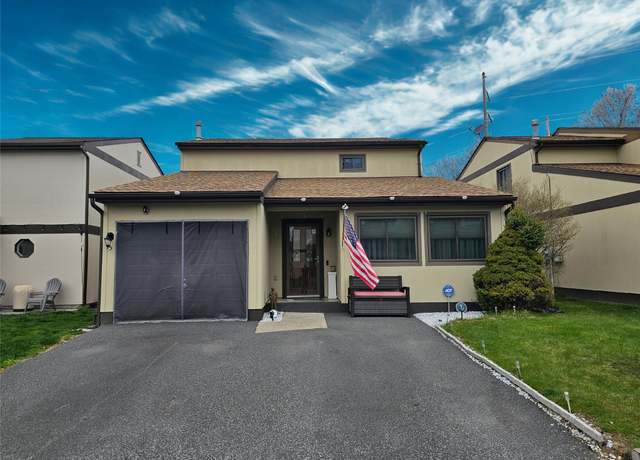 Property at 5 Abingdon Mews, Middletown, NY 10940, 3 beds, 2 baths