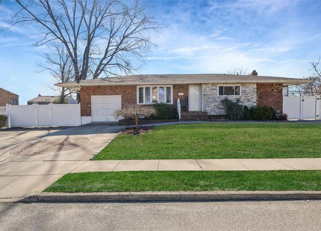 Property at 24 Sheldon Pl, Commack, NY 11725, 4 beds, 2.5 baths