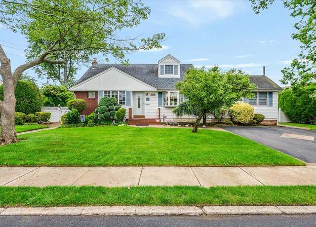 Property at 29 2nd Ave, Massapequa Park, NY 11762, 4 beds, 2 baths