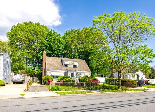 Property at 15 Underhill Ave, Hicksville, NY 11801, 4 beds, 2 baths