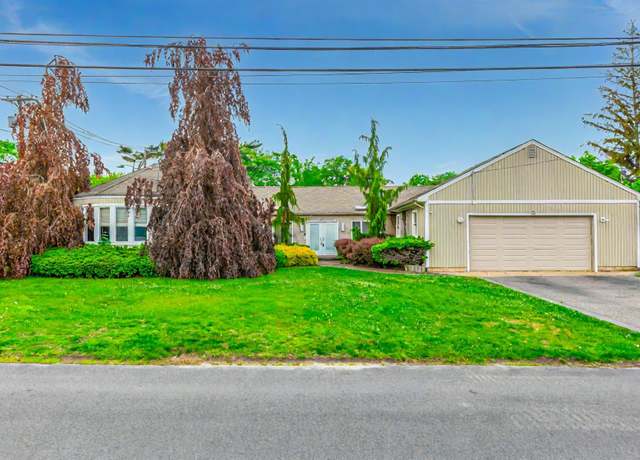 Property at 11 Woodside Ave, Islip, NY 11751, 5 beds, 2 baths