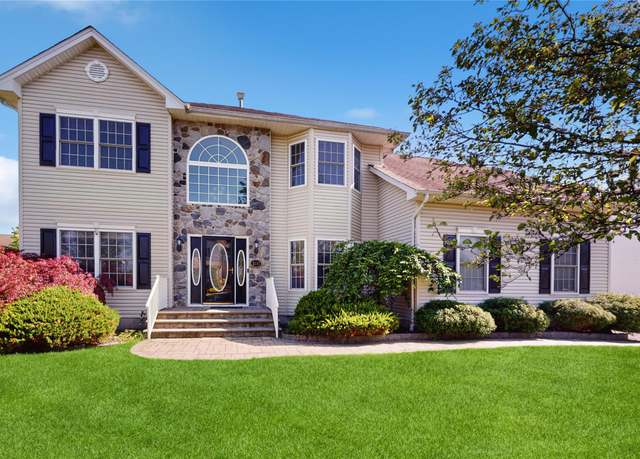 Property at 2041 Independence Dr, New Windsor, NY 12553, 5 beds, 2.5 baths