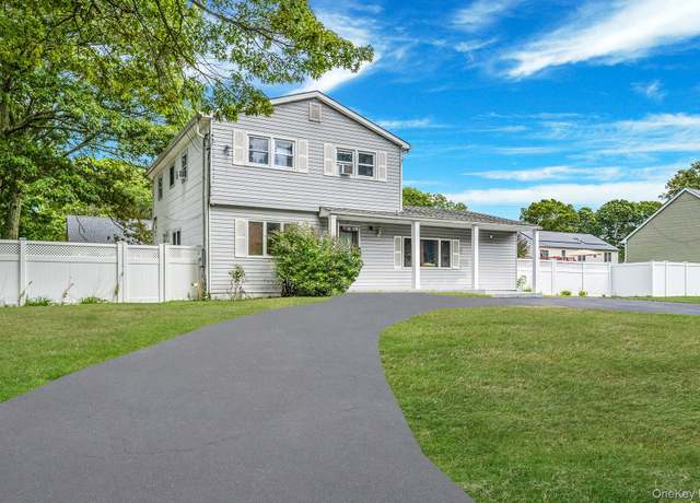 Property at 43 Hampton Ave, Mastic, NY 11950, 5 beds, 3.5 baths