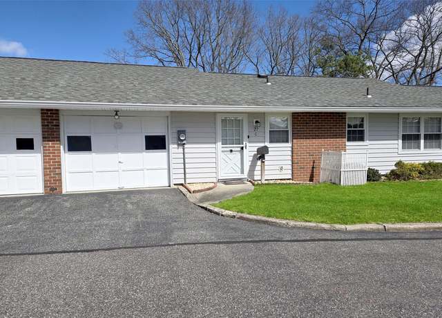 Property at 27 Trent Ct Unit C, Ridge, NY 11761, 2 beds, 1 bath