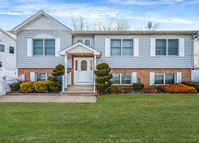 Property at 463 16 St S, Lindenhurst, NY 11757, 4 beds, 3 baths