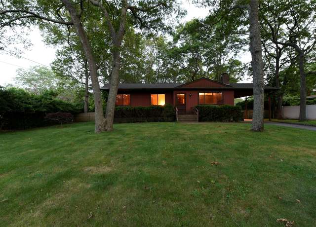 Property at 17 Hubbard Ln, Hampton Bays, NY 11946, 3 beds, 1 bath